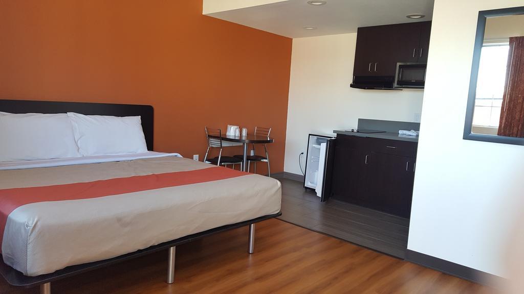 Motel 6 Maple/Main Hesperia Eksteriør billede